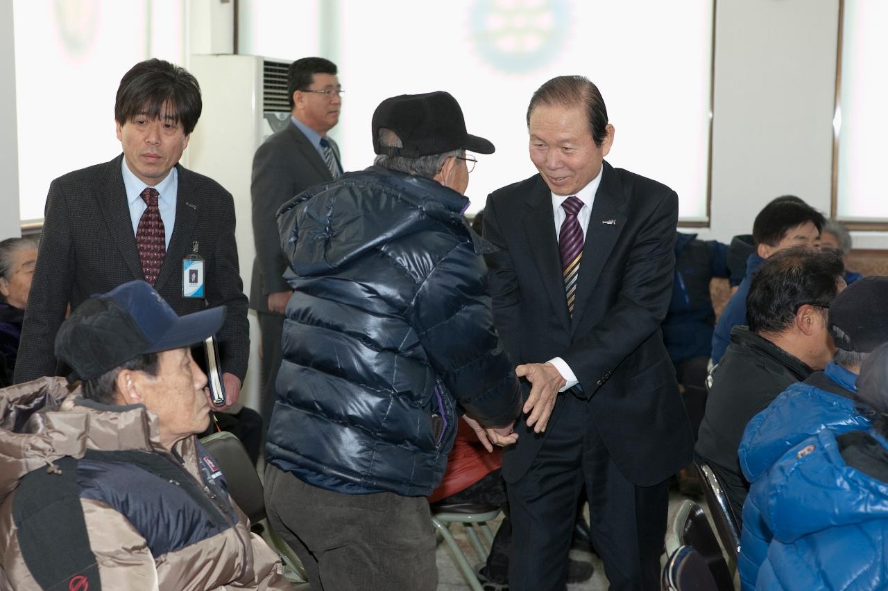 중앙동 주민과 인사하는 시장님.