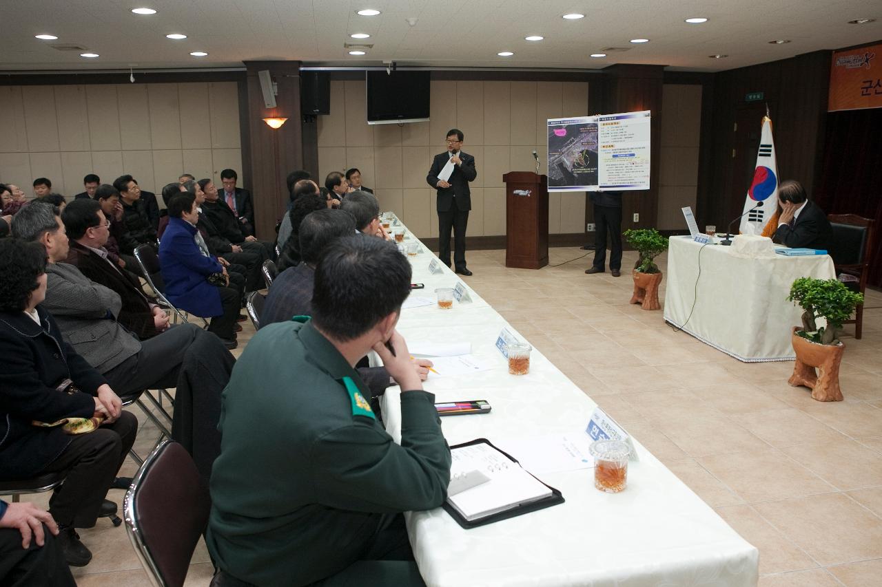 브리핑 발표를 보고있는 해신동 주민과 시장님.