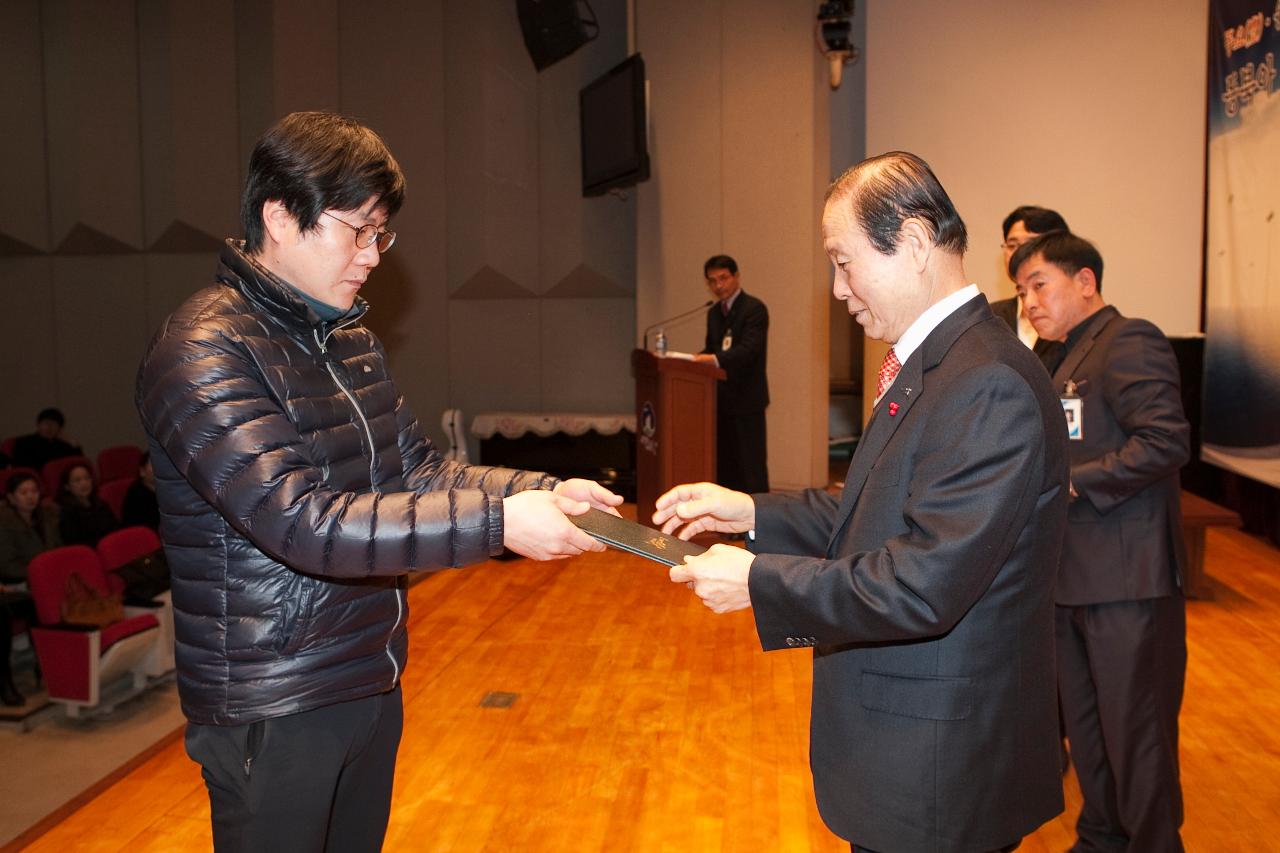 시장님이 시립예술단원에게 위촉장을 수여하는 모습