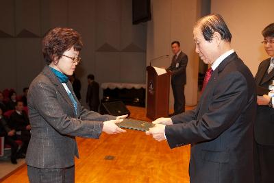 사령교부를 받는 여성 참석자.