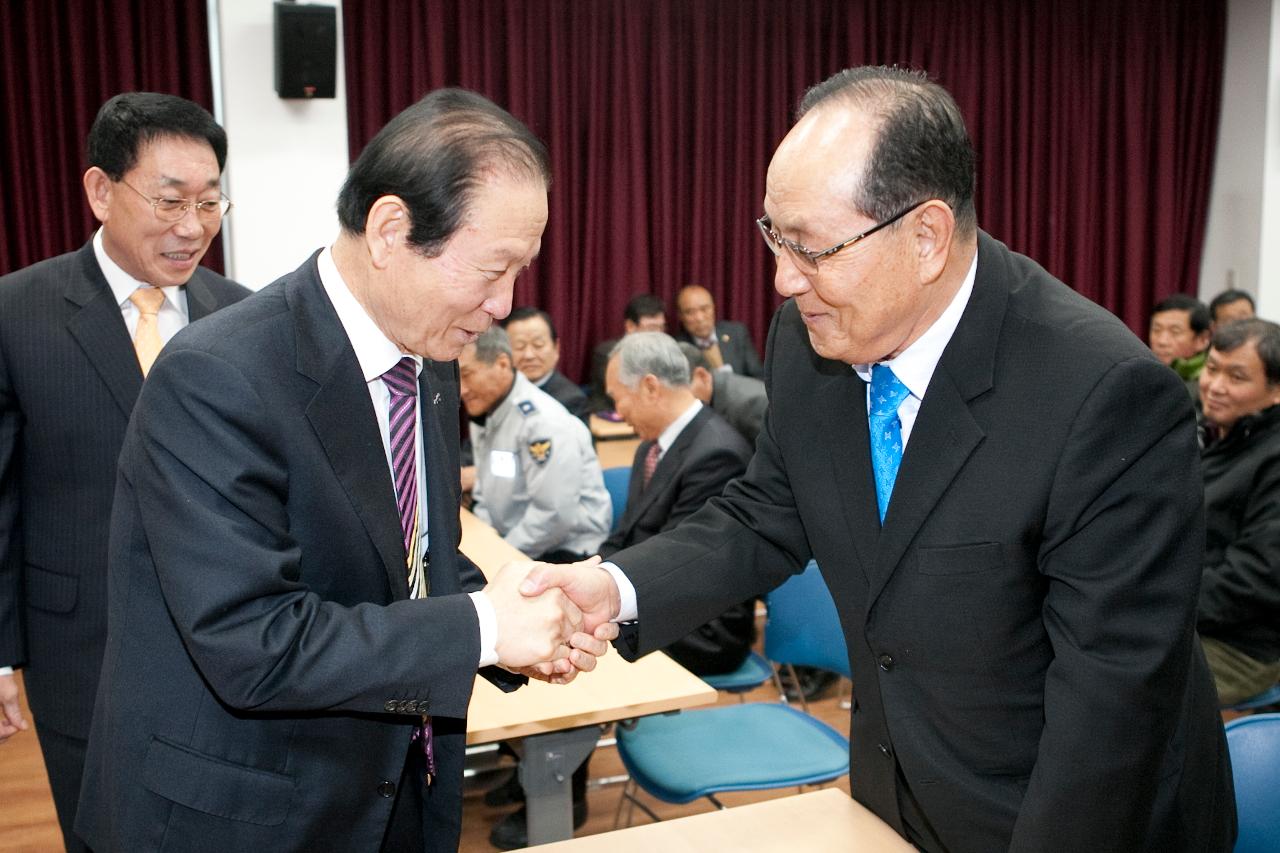 임피면 주민과 인사 나누는 군산 시장님.