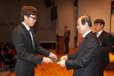 군산 시장님에게 사령교부를 받는 참석자.