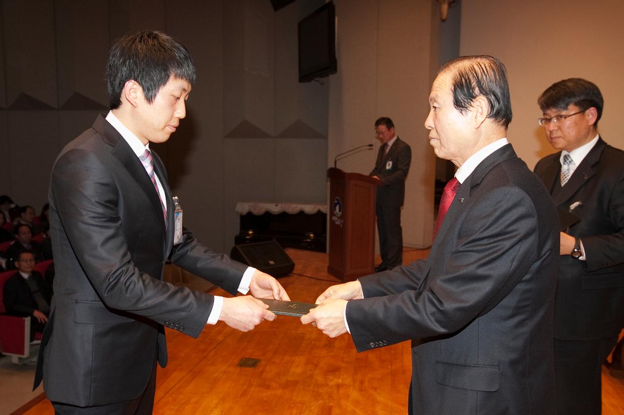 군산 시장님에게 사령교부를 받는 참석자.