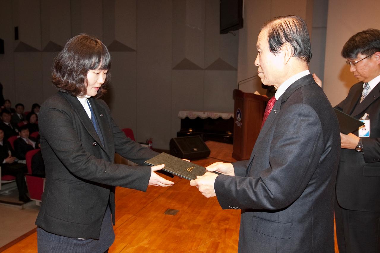 군산 시장님에게 사령교부를 받는 여성 참석자.