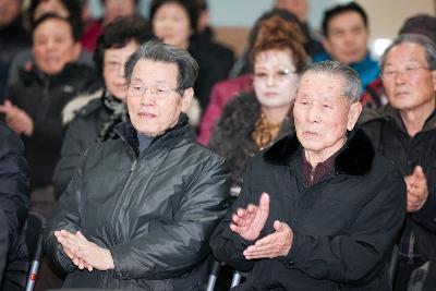 박수치는 삼학도 주민들.