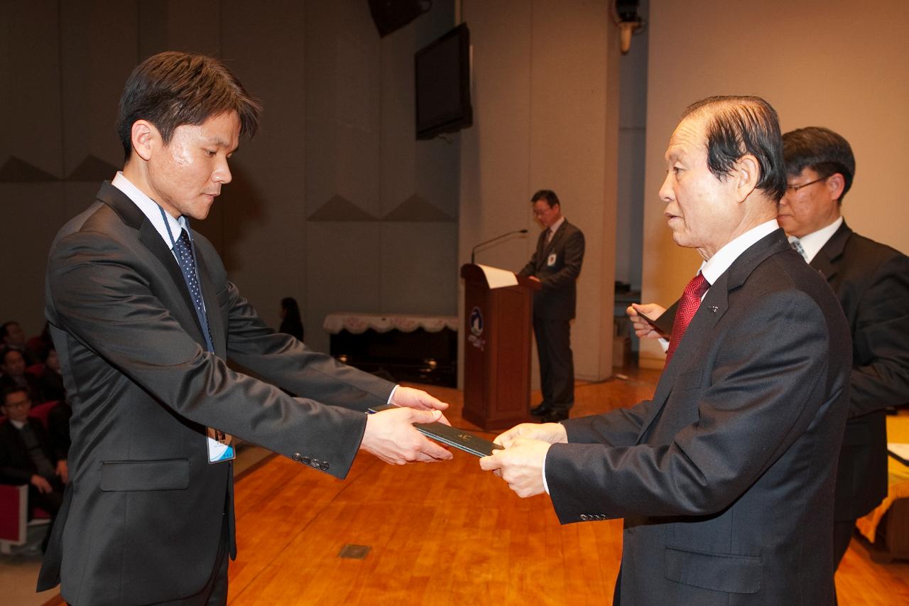 군산 시장님에게 사령교부를 받는 참석자.