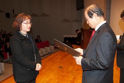 군산 시장님에게 사령교부를 받는 여성 참석자.