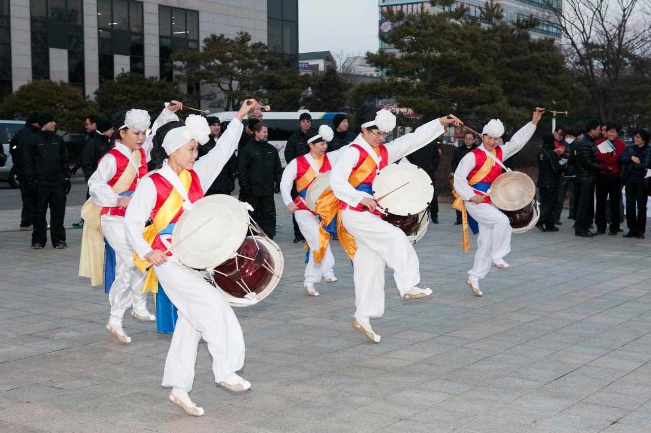 흥겹게 춤추며 장구를 치고있는 풍물 패.1