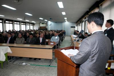 단상에서 발표 하는 모습.