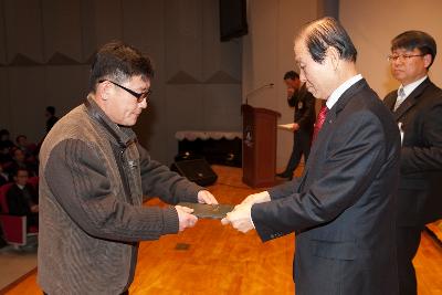 군산 시장님에게 사령교부를 받는 참석자.