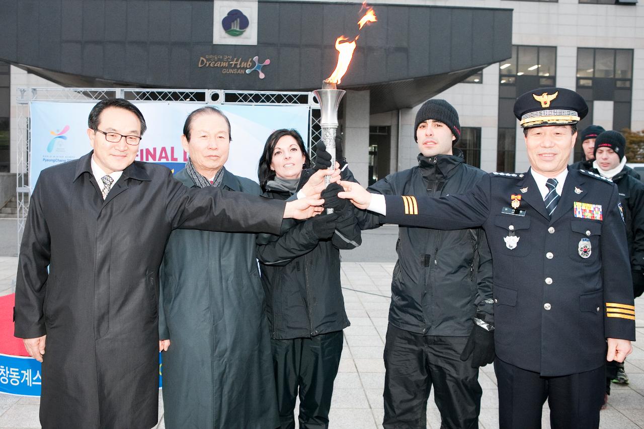 성화봉송 외국 인사와 시장님 경찰관계자와 기념 촬영을 하고있다.2