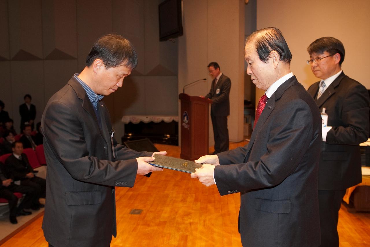 군산 시장님에게 사령교부를 받는 참석자.