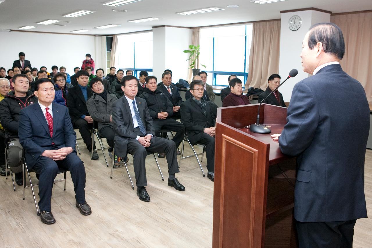 시장님의 단상 뒷못습과 청충들이 보인다.