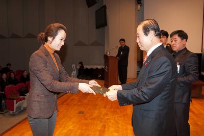 시장님이 시립예술단원에게 위촉장을 수여하는 모습