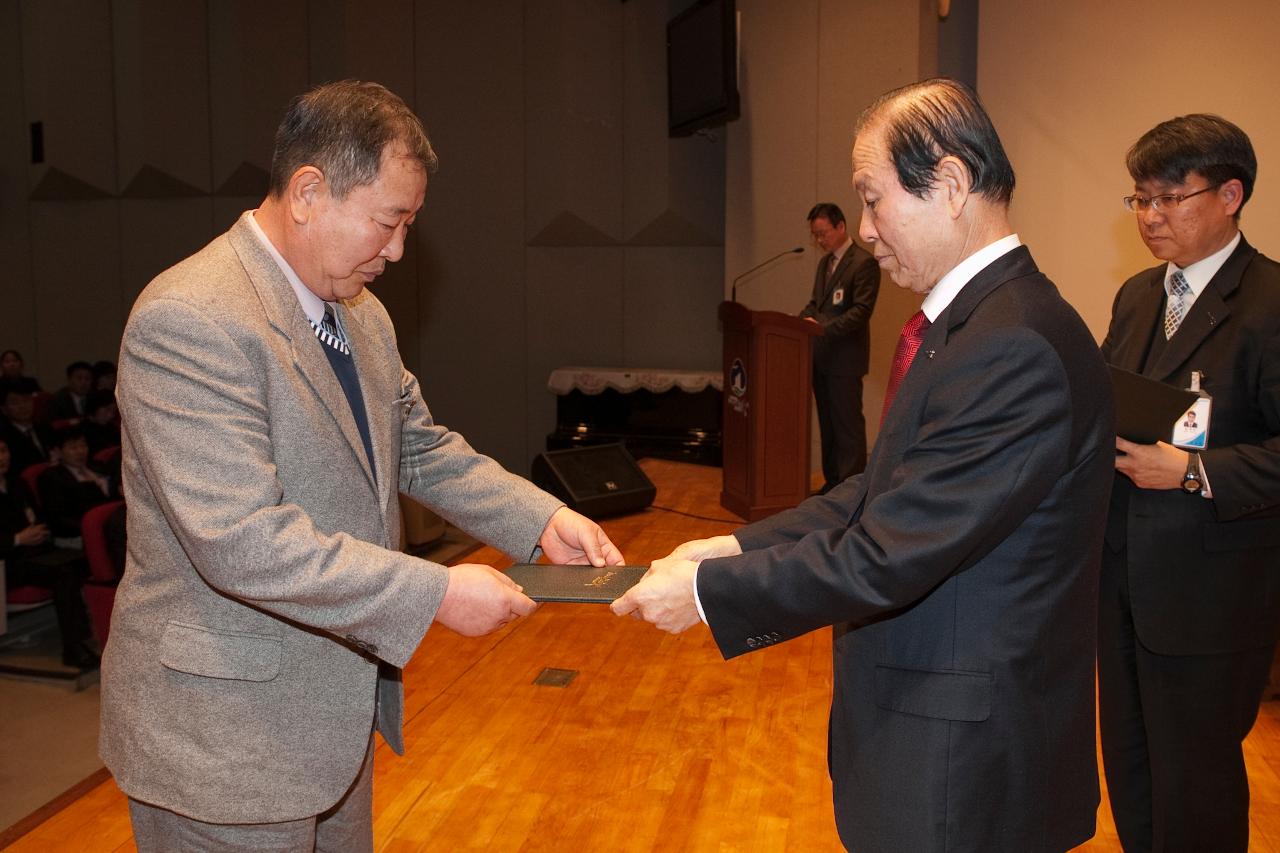 군산 시장님에게 사령교부를 받는 참석자.