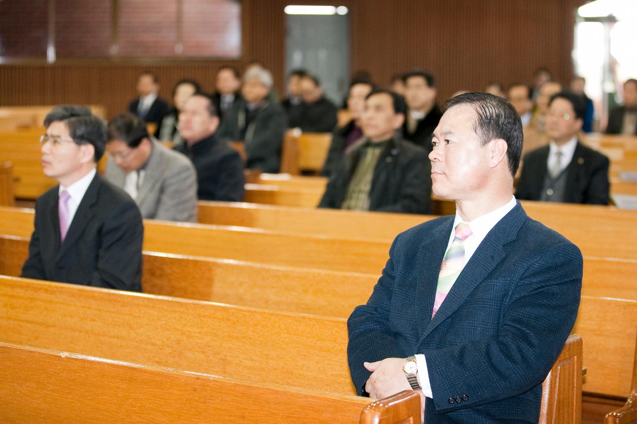 시장님의 축사에 경청하는 신도들.