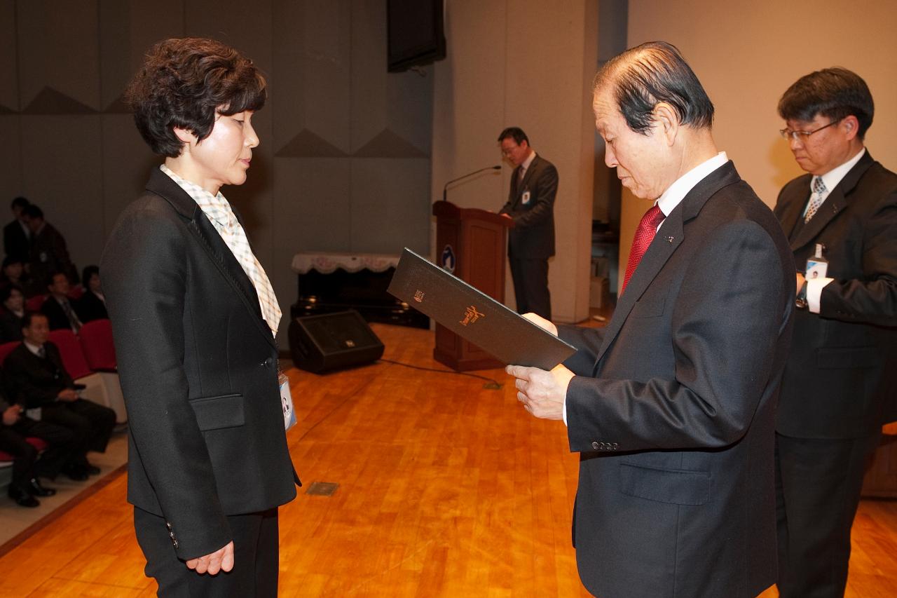 군산 시장님에게 사령교부를 받는 여성 참석자.