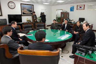 군산여객 & 우성여객 임원들과 간담회 중인 군산 시장님.