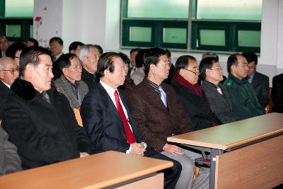 시청각 자료를 보고계신 주민과 시장님.