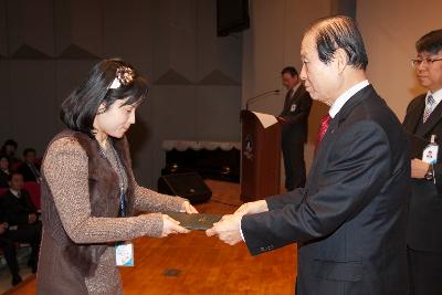 군산 시장님에게 사령교부를 받는 여성 참석자.