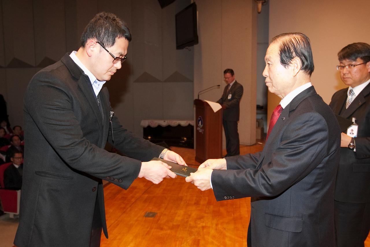 군산 시장님에게 사령교부를 받는 참석자.