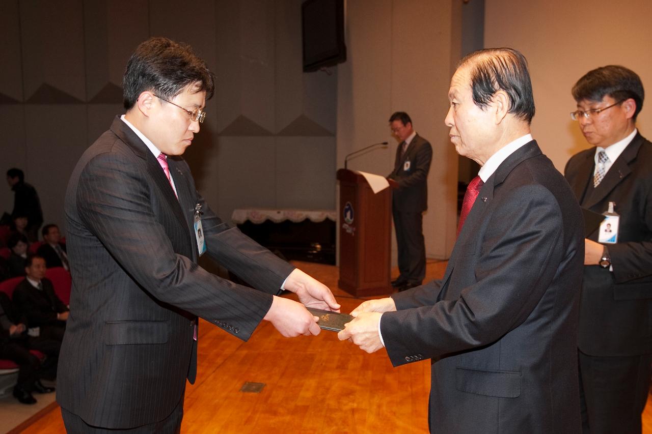 군산 시장님에게 사령교부를 받는 참석자.