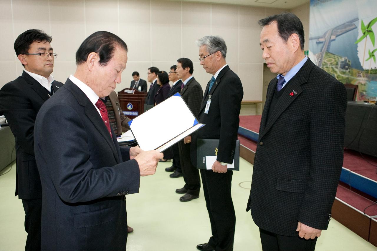 조기집행 우수부서 표창을 수여하는 시장님.