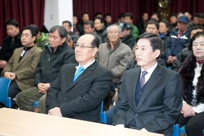 경청중인 각 대표자와 주민들.