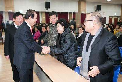 수송동 주민과 인사하는 시장님.