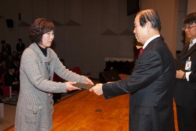 군산 시장님에게 사령교부를 받는 여성 참석자.