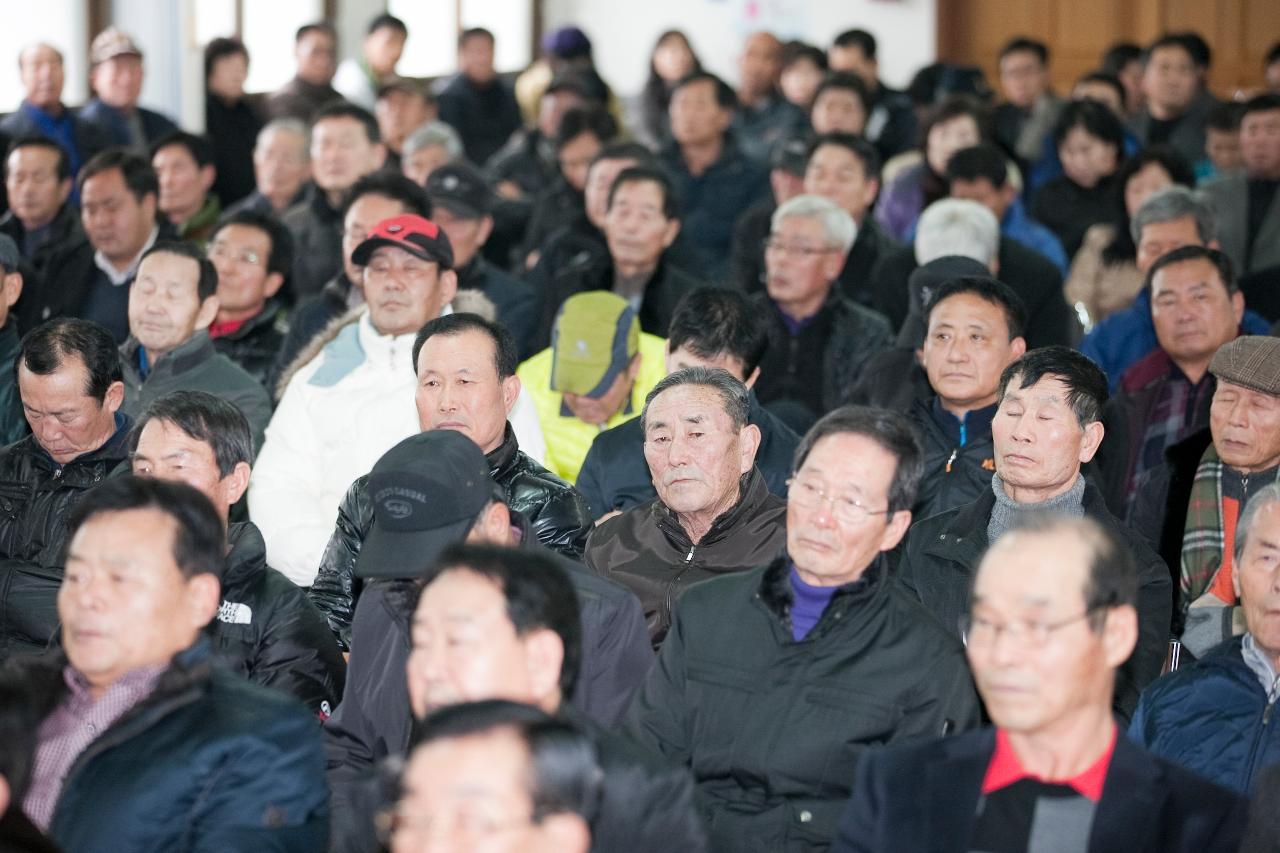 군산 시장님의 말을 듣고 있는 대야면 주민.