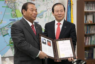 관계자와 기념촬하는 시장님.