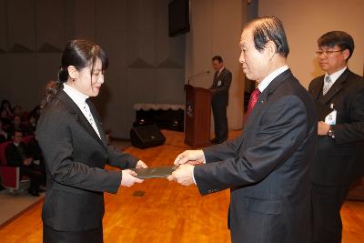 군산 시장님에게 사령교부를 받는 여성 참석자.