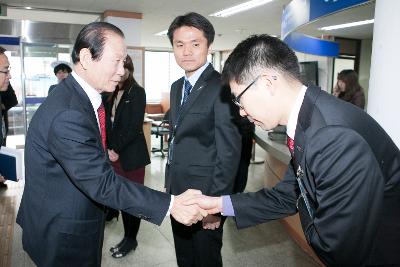 나운1동 연두방문 공무원과 인사 나누는 시장님.