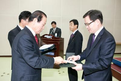 조기집행 우수부서 표창을 수여하는 시장님.