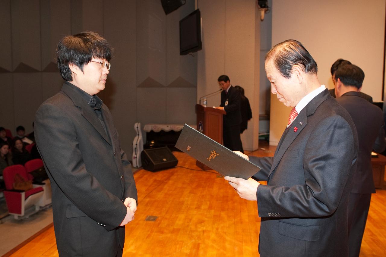 시장님이 시립예술단원에게 위촉장을 수여하는 모습