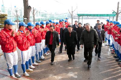 김완주 전북도지사님과 군산 시장님이 같이 환영의 박수를 받으며 입장하고있다.