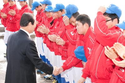 시장님이 군산상고 야구부 학생들고 악수하고있다.