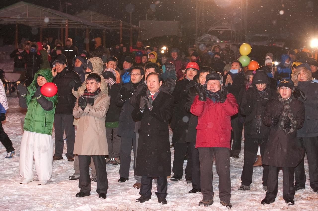 해맞이 행사장에서 시장을 비롯한 시민들이 박수치는 모습