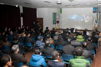 군산 시장님이 임피면 주민과 같이 동영상 자료 시청을 하고있다.