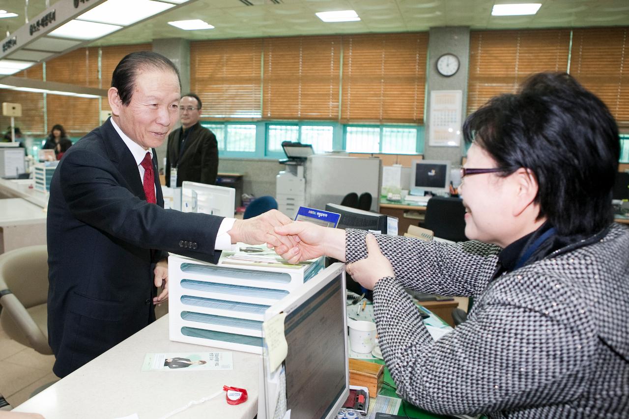 나운2동 연두방문 인사를 나누고있는 시장님.