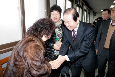 대야면 연두 주민과  인사를 나누시는 군산 시장님.