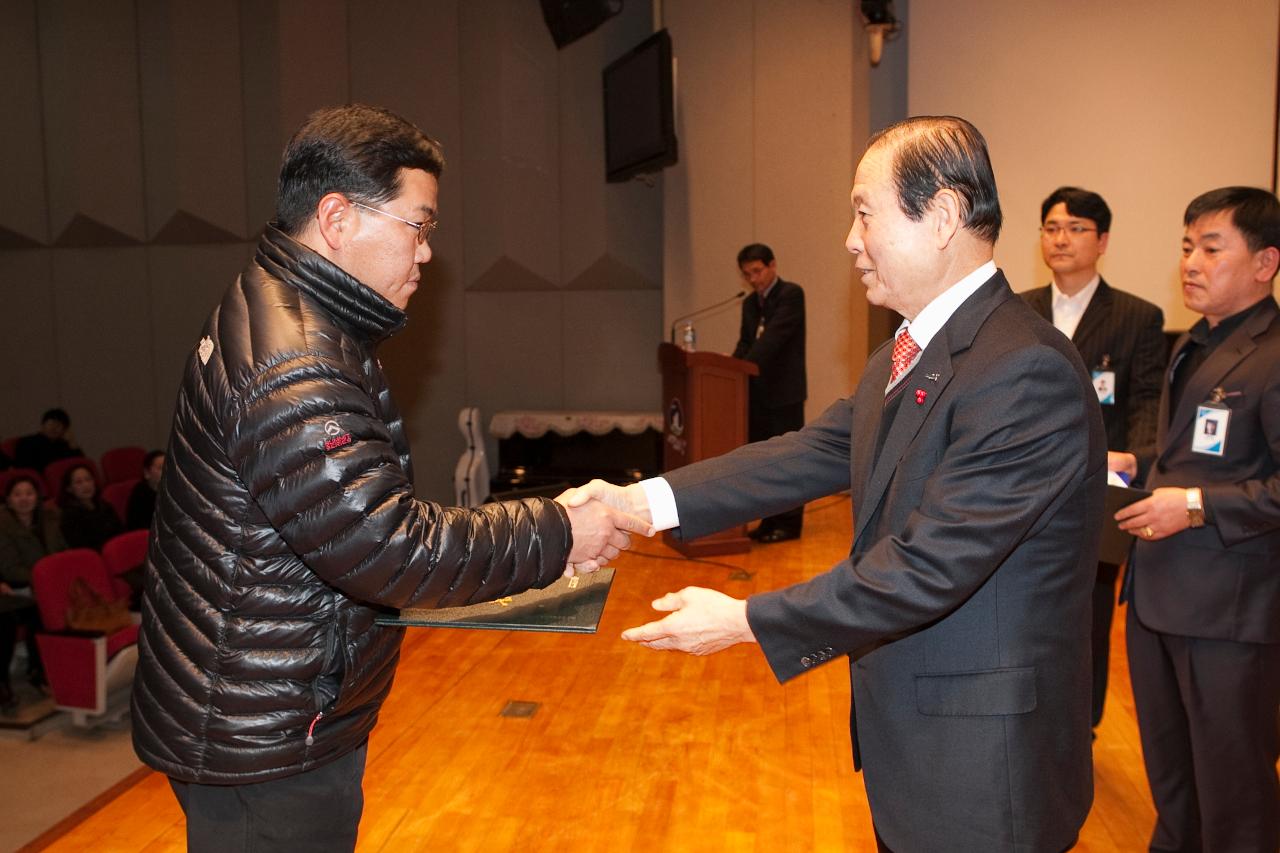 시장님이 시립예술단원에게 위촉장을 수여하는 모습