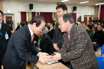 수송동 주민과 인사하는 시장님.