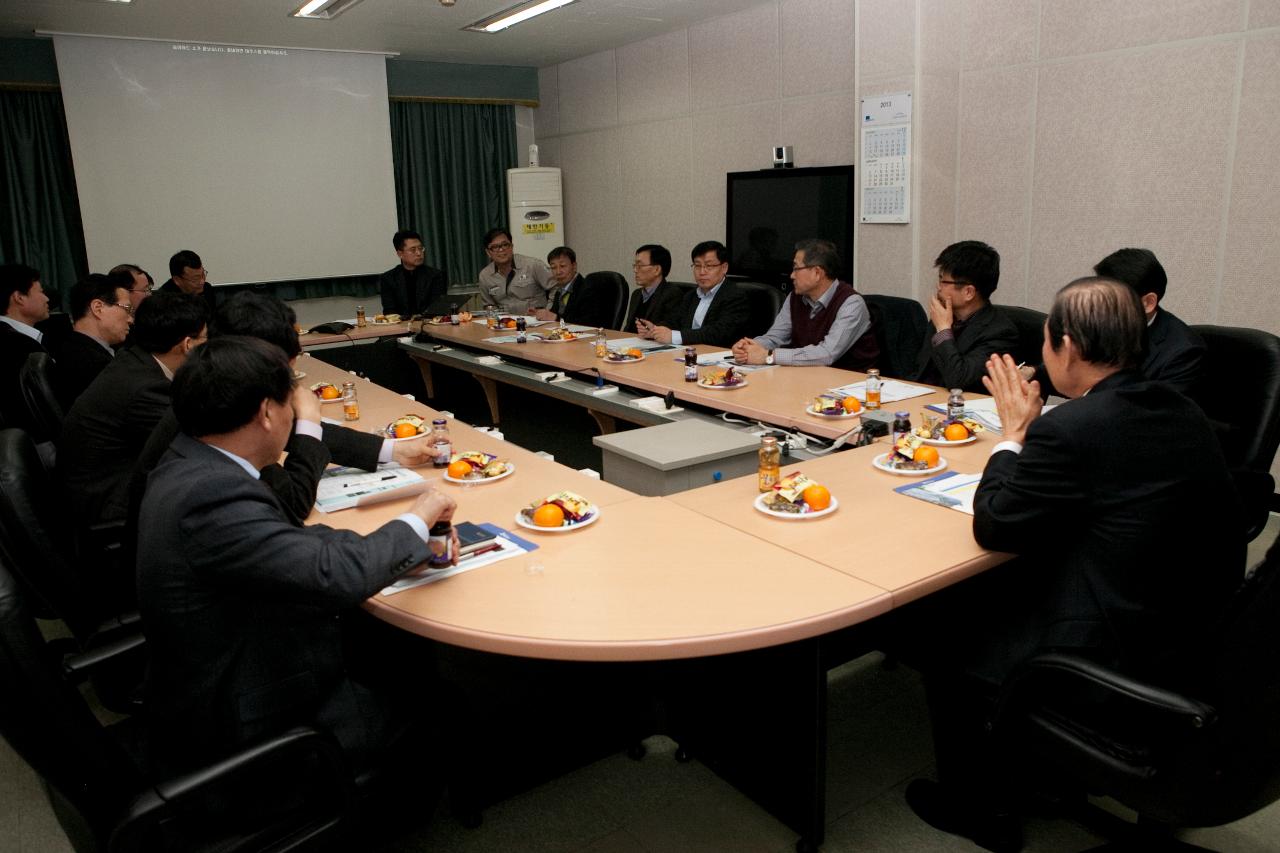 공단발전협의회 월례회의 참석자의 의견을 경청하는 군산 시장님.