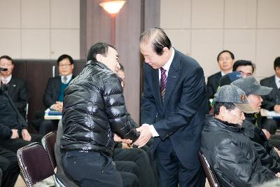 해신동 주민과 인사하는 군산 시장님.