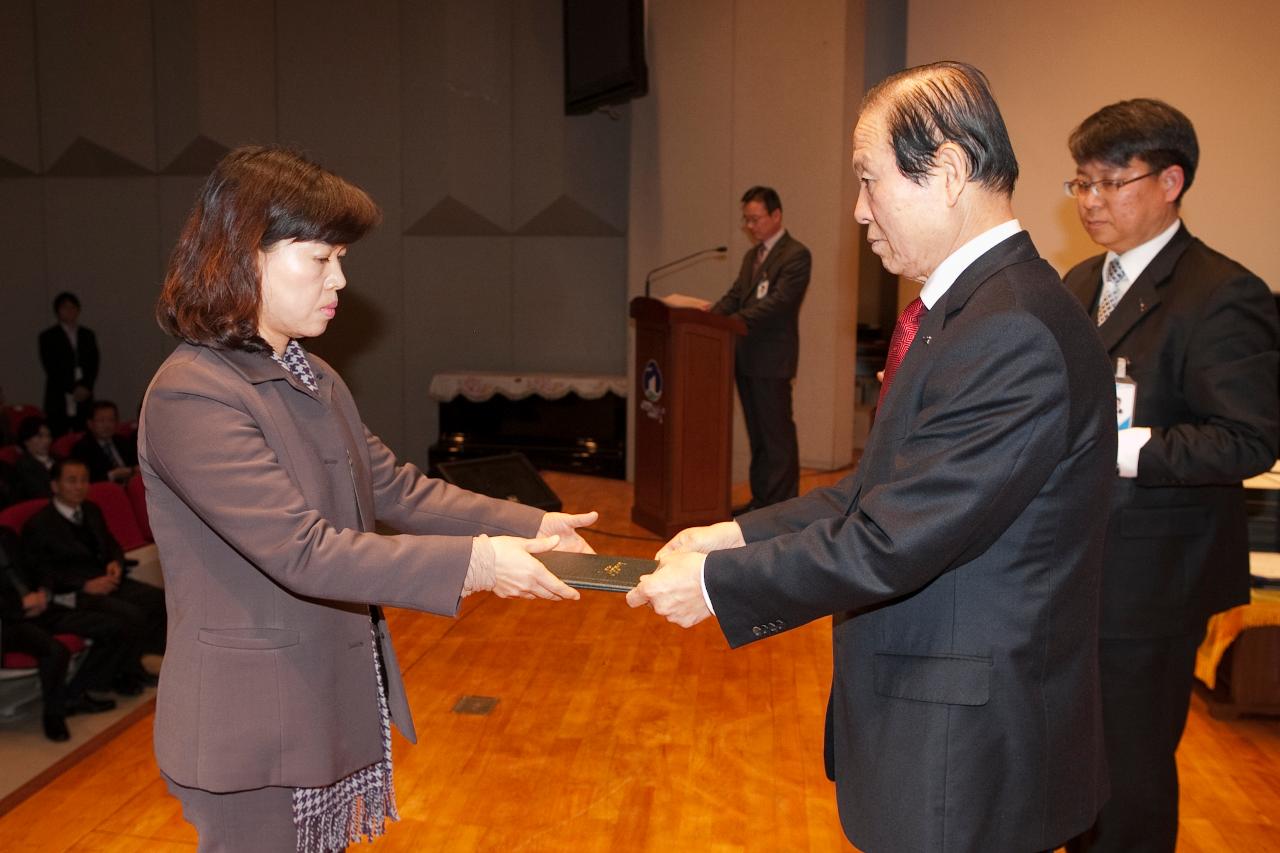 군산 시장님에게 사령교부를 받는 여성 참석자.