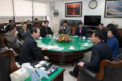 시장님과 대화를 주고받는 모습. 한편에선 차를 마시고 있다.