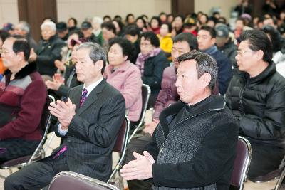 박수치는 해신동 주민들.