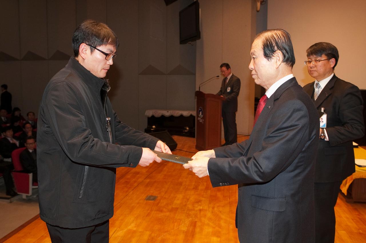 군산 시장님에게 사령교부를 받는 참석자.